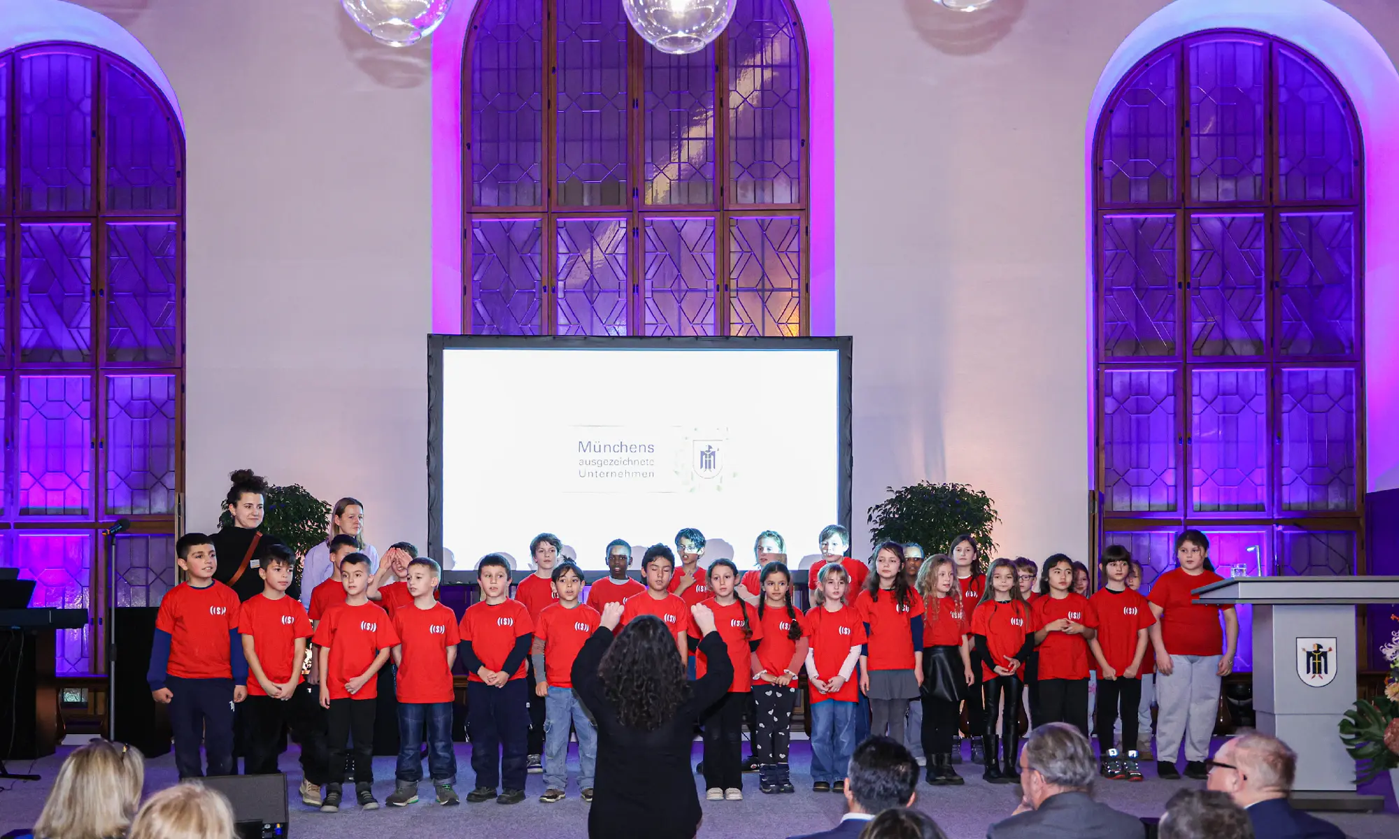 Die Kinder des Superar Chors stehen auf der Bühne.