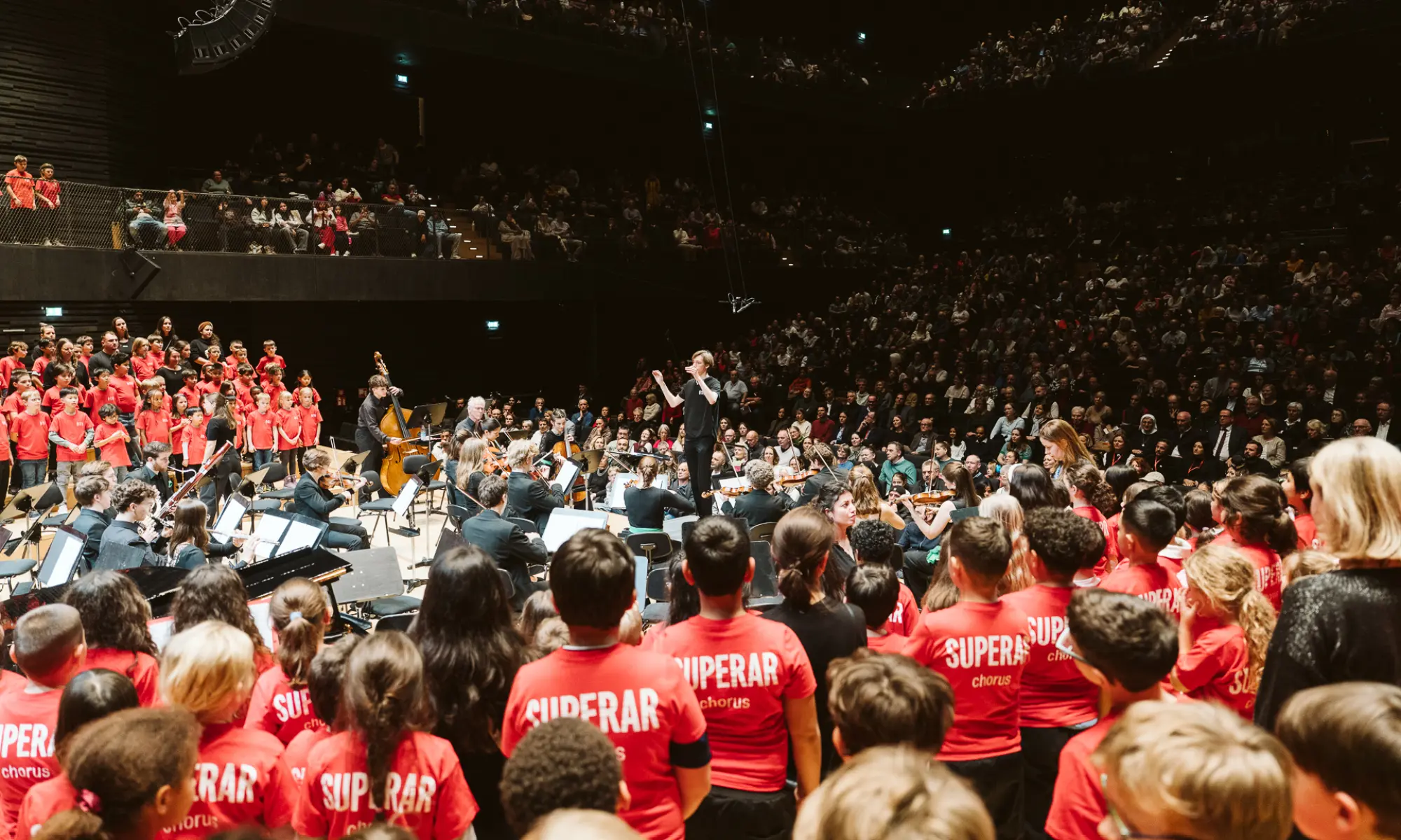 Blick schräg über die Bühne ins Publikum beim Superar Jahreskonzert 2025