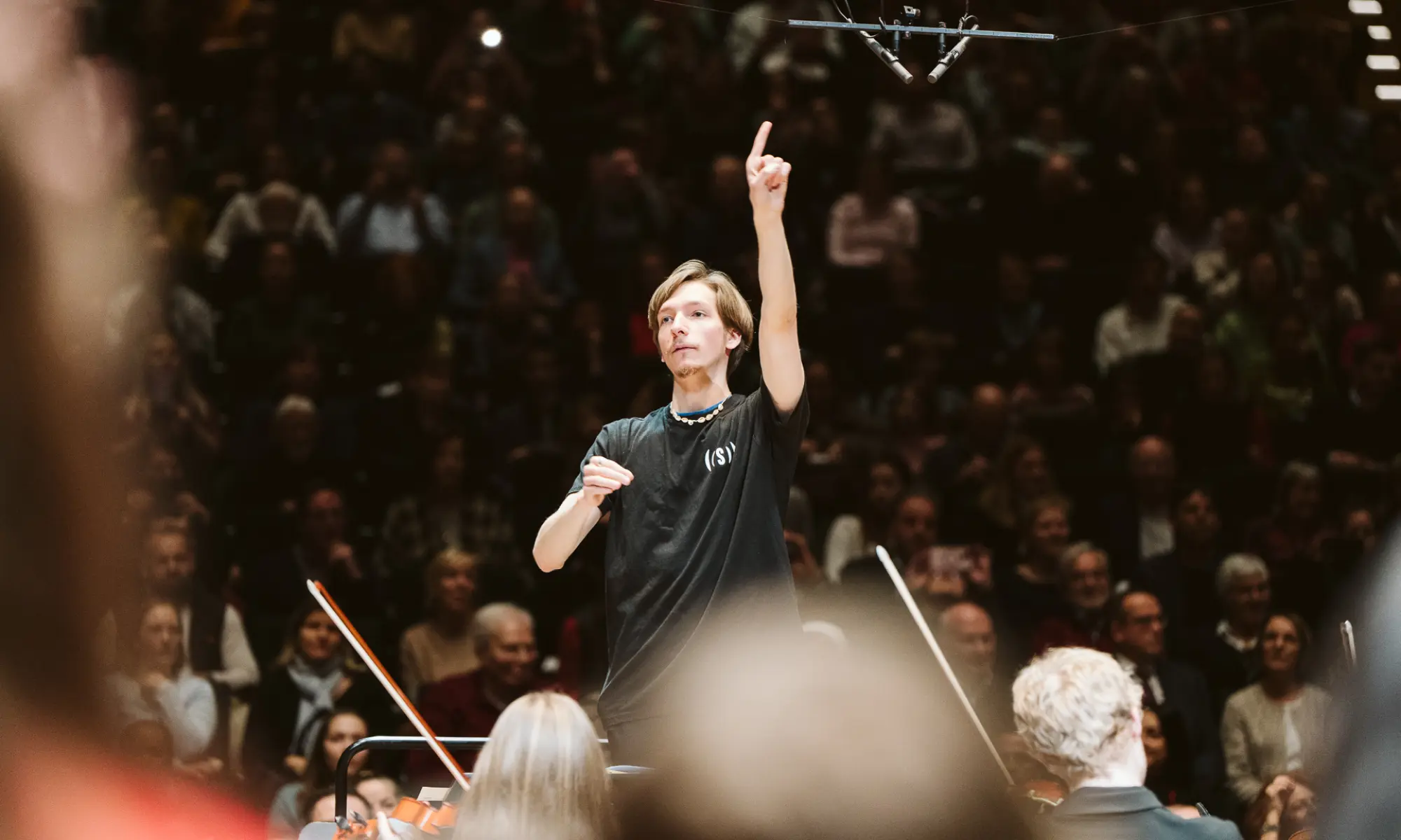 Dirigent beim Superar Jahreskonzert 2025