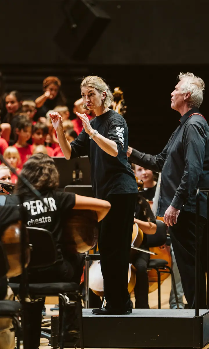 Dirigentin und Tutoren beim Superar Jahreskonzert 2025