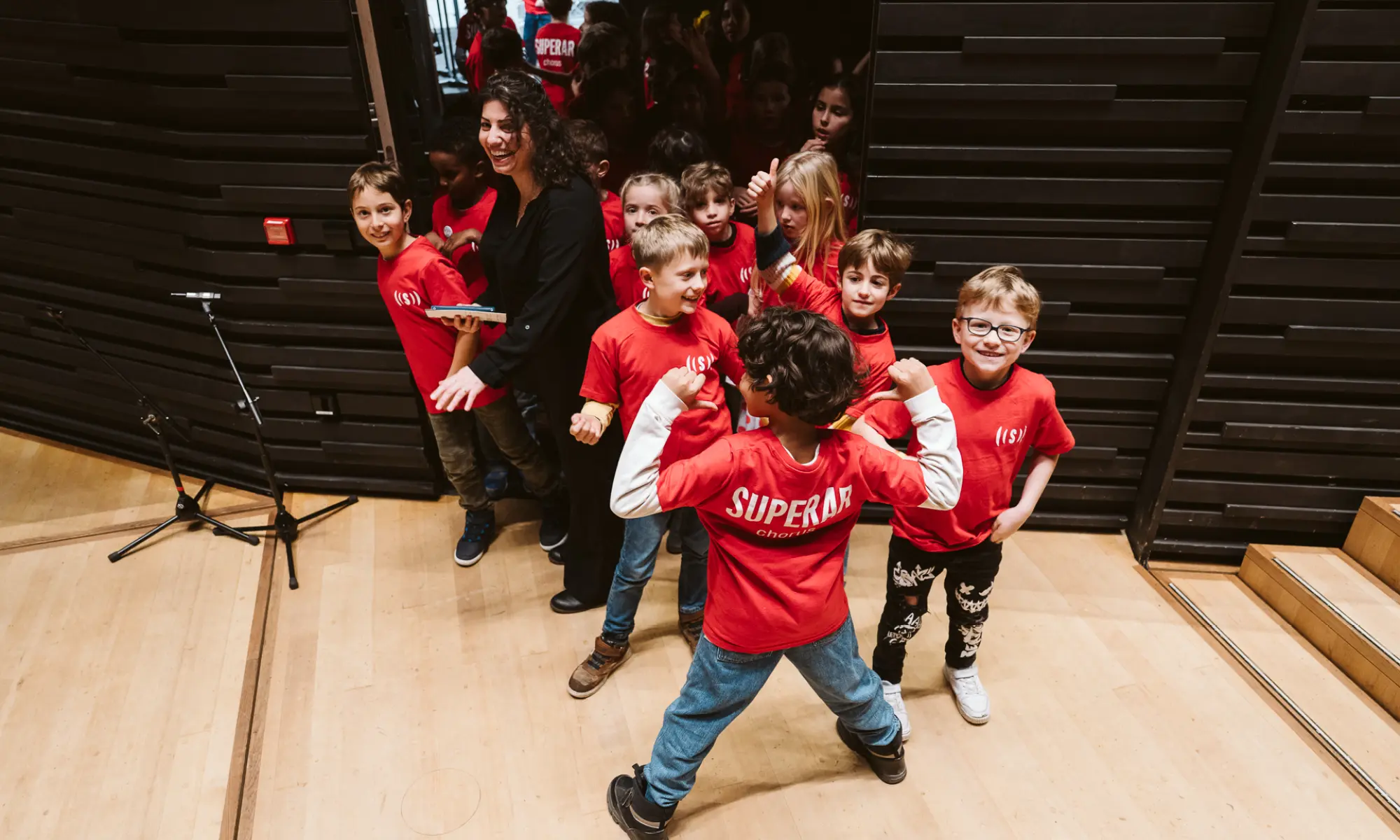 Kinder betreten die Bühne beim Superar Jahreskonzert 2025