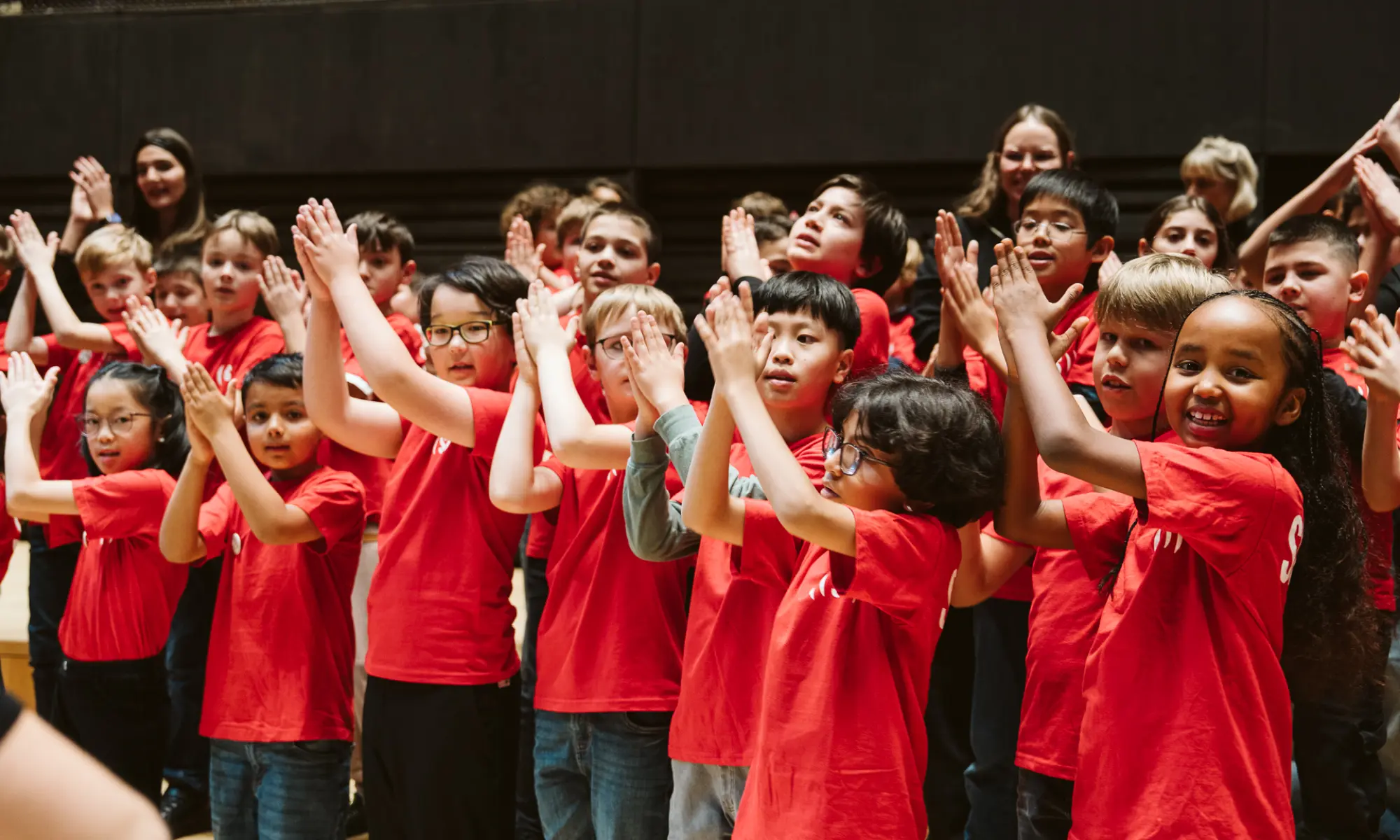 Kinder klatschen beim Superar Jahreskonzert 2025