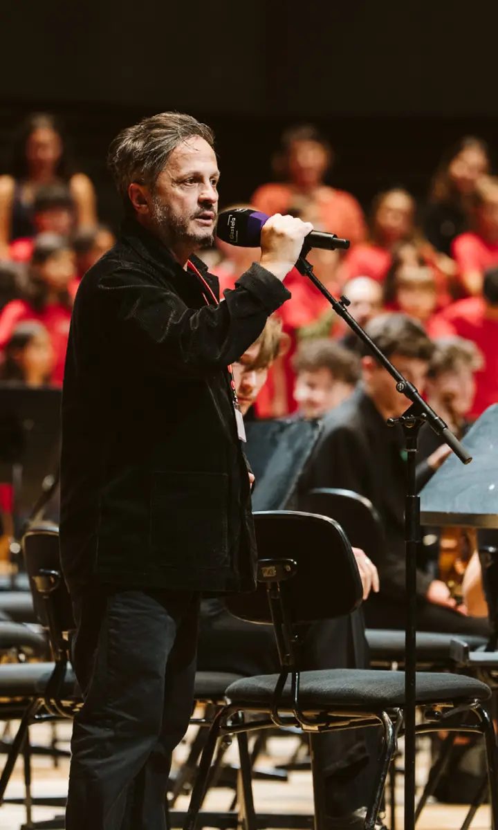 Mehmet Birinci spricht beim Superar Jahreskonzert 2025