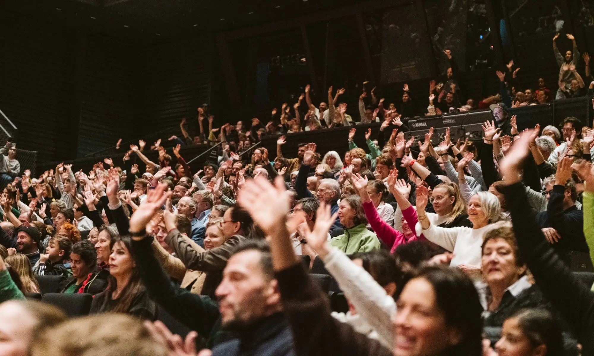 Publikum winkt beim Superar Jahreskonzert 2025