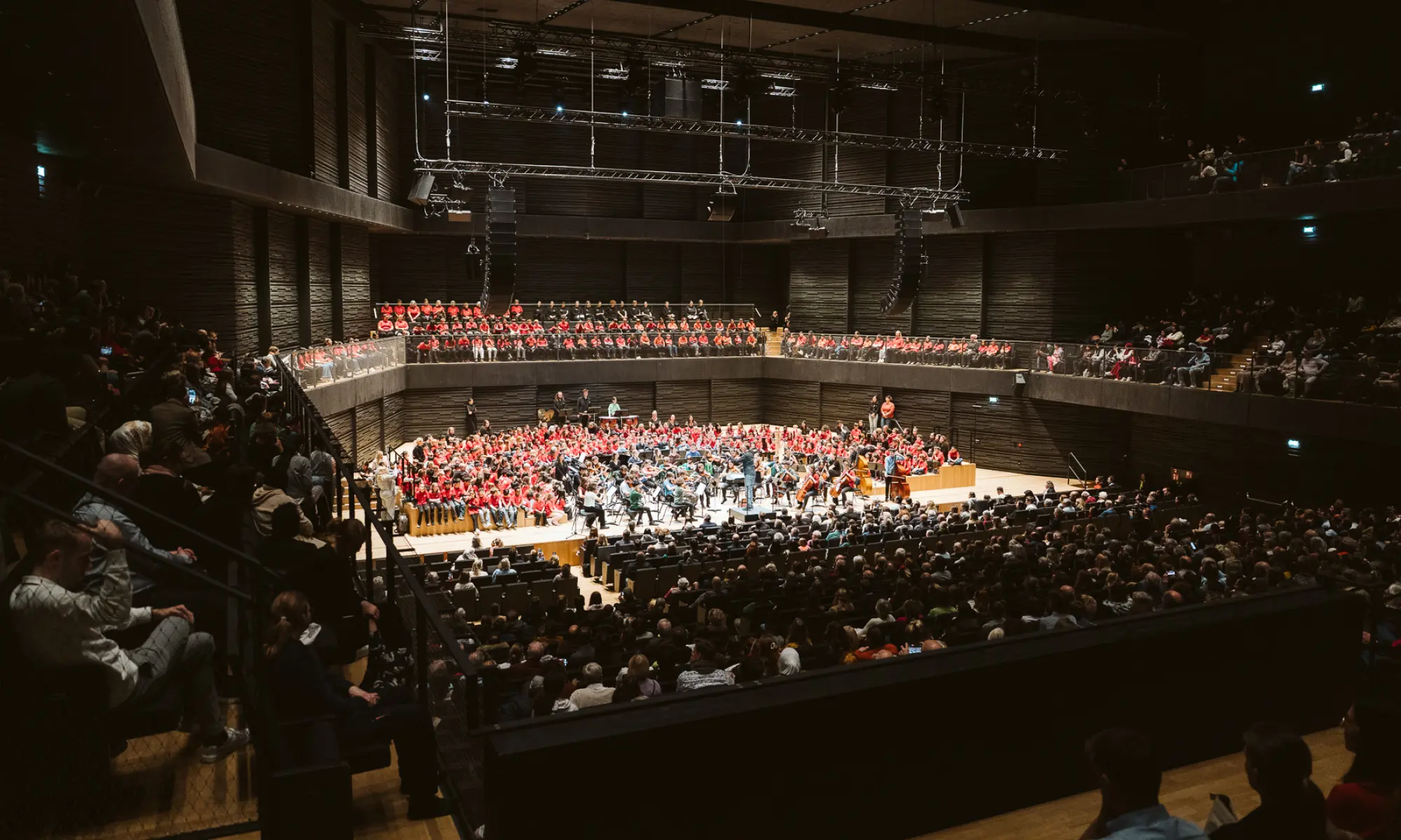 Bühnenansicht mit Publikum beim Superar Jahreskonzert 2025